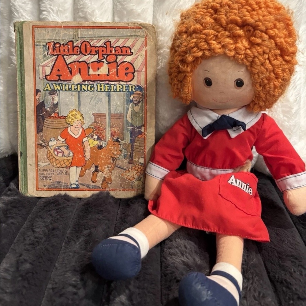 Vintage Little Orphan Annie Doll & Little Orphan Annie A Willing Helper Book